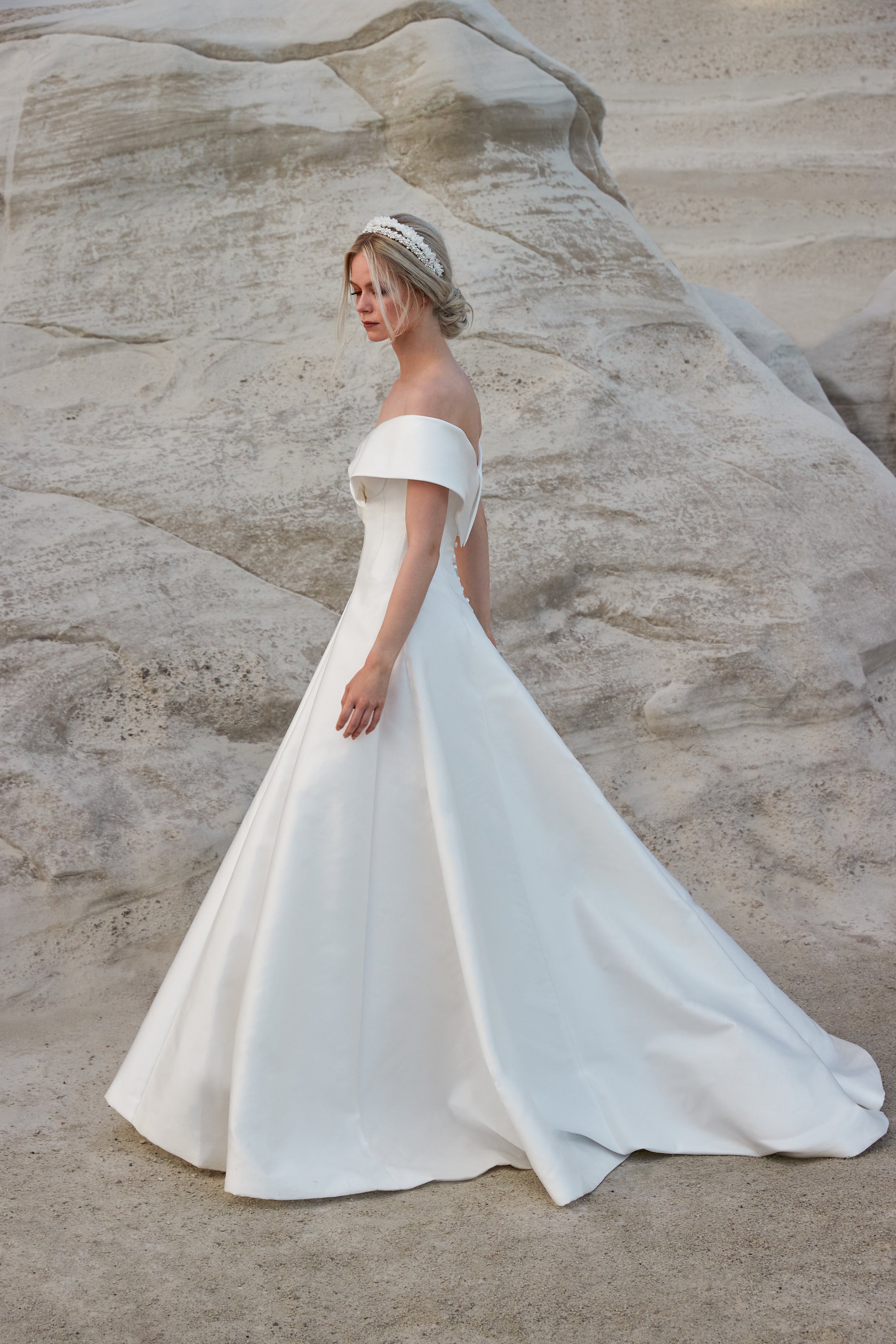 Sassi Holford Camilla Wedding Dress – Rachel Scott Couture Sassi Holford Camilla Wedding Dress – Rachel Scott Couture